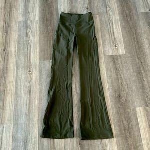 Lululemon Groove Super-High-Rise Flared Pant Nulu
Regular